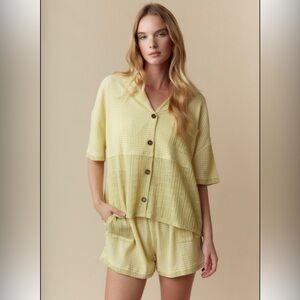 *NEW* Fantastic Fawn Pale Yellow/Green Textured Button-Front Shorts Set Sz Small